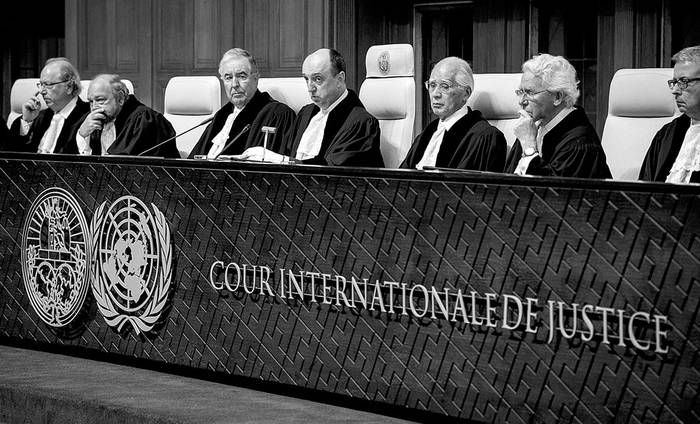 El juez Peter Tomka (c) anuncia el veredicto sobre la acusación de genocidio presentada por Croacia contra Serbia en la Corte
Internacional de Justicia, en La Haya (Holanda). Foto: Robin Van Lonkhuijsen, Efe