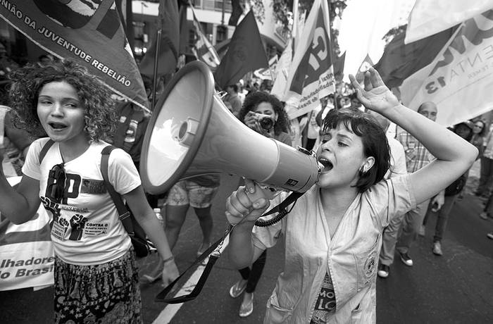 Manifestación convocada por el Partido de los Trabajadores "en defensa de la democracia", ayer, en Río de Janeiro, Brasil. Foto: Vanderlei Almeida, AFP