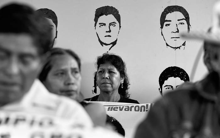Familiares de los 43 estudiantes desaparecidos de Ayotzinapa, el miércoles, en la plaza el Zócalo
en la Ciudad de México. Foto: Alfredo Estrella, Afp