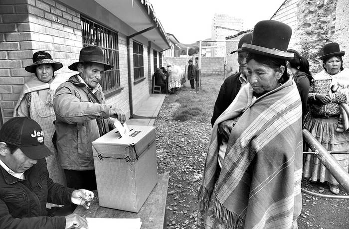 Circuito electoral, ayer, en Huarina, a 75 km de La Paz, Bolivia. Foto Aizar Raldes, Afp