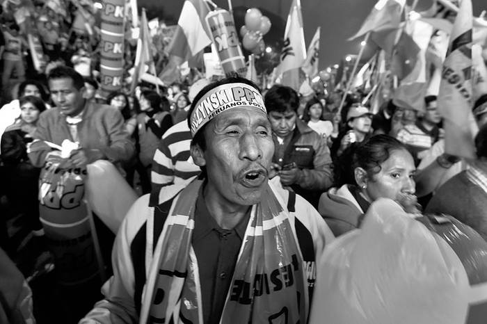 Votantes de Pedro Pablo Kuczynski, candidato presidencial peruano, durante el cierre
de su campaña, el miércoles en Lima, Perú. Foto: Cris Bouroncle, Afp