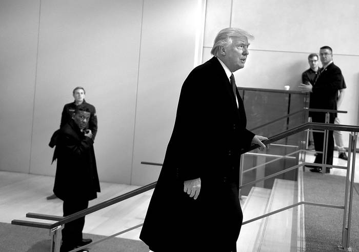 Donald Trump se va luego de una reunión, ayer, en The New York Times. Foto: Timothy a Clary, AFP