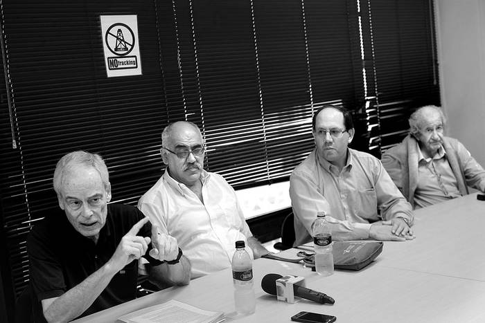 Víctor Bacchetta, Carlos Anido, José Morales y Gonzalo García Lagos, durante la conferencia de Uruguay Libre, ayer, en la Asociación de la Prensa Uruguaya. Foto: Pablo Vignali