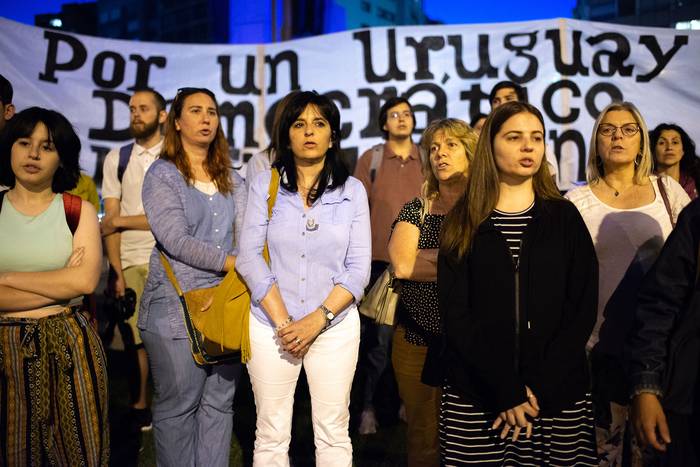 Concentración bajo la consigna Uruguay es Democracia, en homenaje al acto del Obelisco de hace 36 años. · Foto: Santiago Mazzarovich / adhocFOTOS