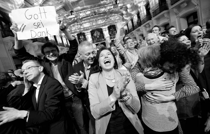 Partidarios del candidato Alexander van der Bellen, tras conocer los resultados primarios en las elecciones presidenciales de Austria, ayer, en Viena. Foto: Roland Schlager, Apa, Afp