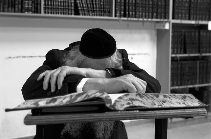 Un judío anciano reza en la sinagoga donde ha ocurrido la masacre, en el barrio ortodoxo Har Nof, ayer, en Jerusalén. / Foto: Jim Hollander, Efe