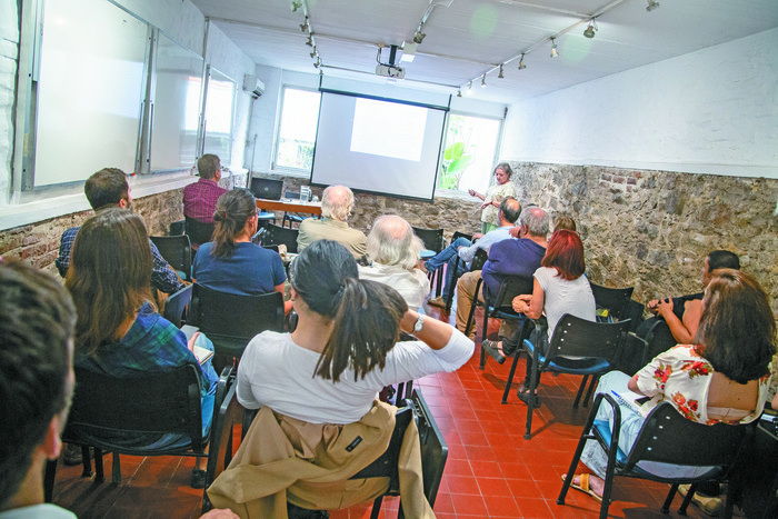 Panel sobre el endeudamiento de los sectores populares en la sede del IPRU. · Foto: Camilo dos Santos
