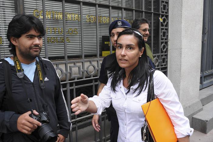 Rossana Gavazzo, en el juzgado de la calle Misiones, en el marco de una audiencia por el caso Roberto Luzardo, asesinado el 12 de junio de 1973 en el Hospital Militar (archivo, diciembre de 2009). · Foto: Pablo Nogueira