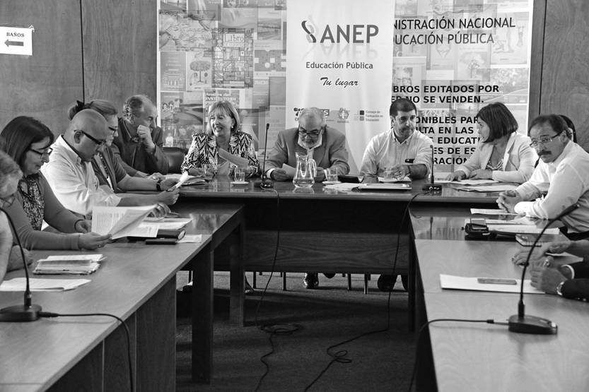 Representantes del gobierno y de los gremios de la enseñanza durante la firma del acuerdo salarial,
el 21 de diciembre, en el salón de actos del Consejo Directivo Central. Foto: Alvaro Salas, Presidencia