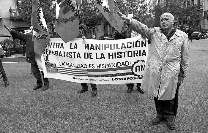 Participantes en la concentración convocada por los ultras de La España en Marcha ante la delegación del gobierno como protesta por la convocatoria de consulta del 9N. / Foto: Villar López, Efe
