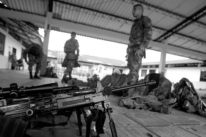 Tropas del Ejército Nacional de Colombia, en Quibdó (Colombia), antes de desplazarse a la zona donde fue secuestrado el general Rubén Darío Alzate. / Foto: Luis Eduardo Noriega, Efe.