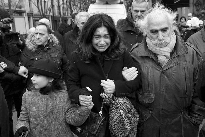 Elsa Wolinski (c), hija del caricaturista de Charlie Hebdo Georges Wolinski, a su llegada al funeral celebrado ayer en el cementerio Père-Lachaise
en París (Francia). Foto: Yan Valat, Efe