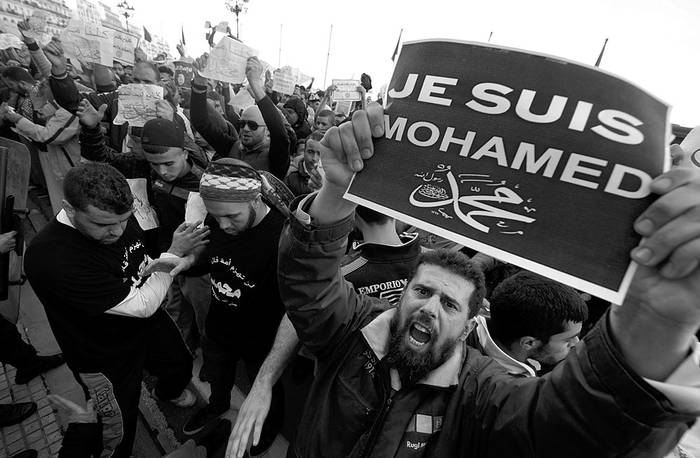 Un manifestante levanta un cartel en el que se lee “Je suis Mohamed” (“Yo soy Mahoma”), durante una protesta por la última publicación
de Charlie Hebdo, el viernes en Argel, Argelia. Fto: s/d de autor, Efe