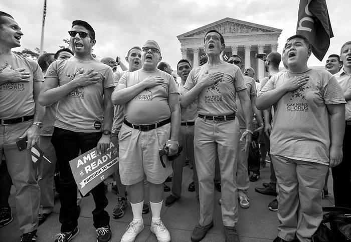 Cientos de personas entonan la canción “God Bless America” mientras festejan la legalización del matrimonio homosexual en todo el país, el viernes, frente al Tribunal Supremo de Washington, Estados Unidos. Foto: Jim lo Scalzo, Efe