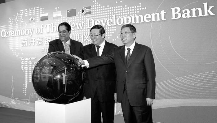 Kundapur Vaman Kamath, presidente del Nuevo Banco de Desarrollo (NBD), Lou Jiwei, ministro de Finanzas chino, y Yang Xiong, alcalde de Shanghái, en la ceremonia de inauguración del NBD, ayer, en Shanghái, China. Foto: Xing Zhe, Efe