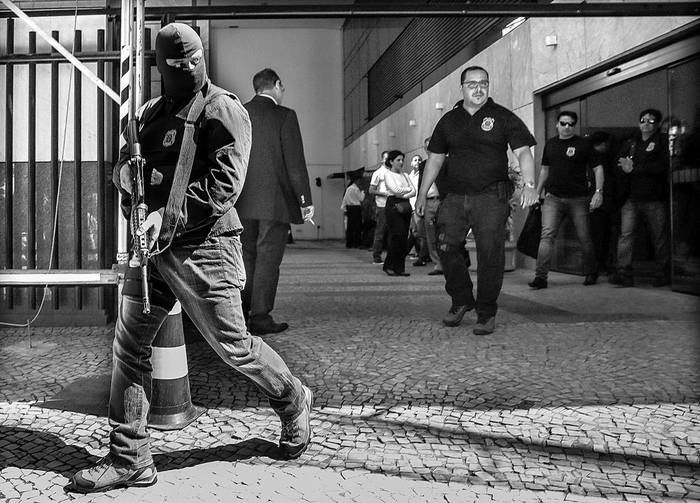 Policías federales brasileños salen de la sede de la empresa estatal Eletronuclear, ayer, en Río de Janeiro, Brasil. Foto: Antonio Lacerda, Efe