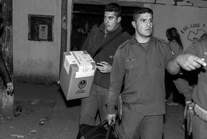 Efectivos del Ejército trasladan urnas de votación en la noche del domingo,
en San Pablo de Tucumán, Argentina. Foto: Julio Pantoja, Efe