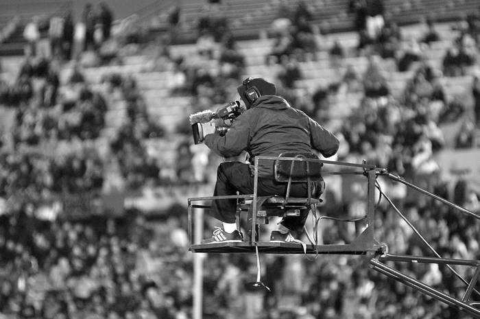 Camarógrafo de Tenfield, el domingo en el estadio Centenario. Foto: Federico Gutiérrez