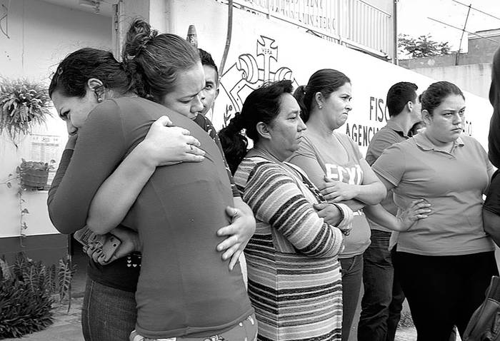 Familiares de los jóvenes desaparecidos en Tierra Blanca, estado de Veracruz (México), esperan noticias
de sus hijos, ayer, a las afueras de la fiscalía local. Foto: Saúl Ramírez, Efe