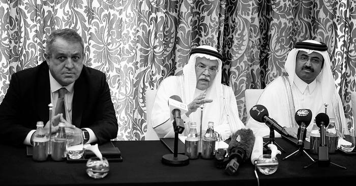 Eulogio del Pino, ministro venezolano de Petróleo, Ali al Nuaimi, ministro saudí de Petróleo y Recursos Minerales,
y Mohamed Saleh al Sada, ministro qatarí de Energía e Industria y presidente de la OPEP,
durante una rueda de prensa, ayer, en Doha, Qatar. Foto: s/d de Autor