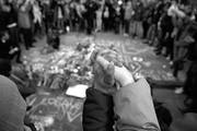 Homenaje a las víctimas en un monumento improvisado en la Plaza de la Bolsa, ayer, en Bruselas, Bélgica. Foto: Kenzo Tribouillard, Afp