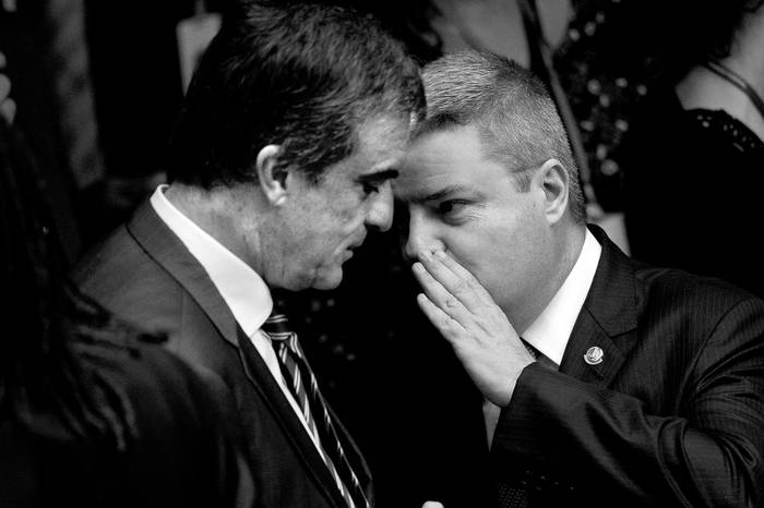 José Eduardo Cardozo, abogado de Dilma Rousseff, y el senador Antônio Anastasia durante el juicio político, ayer, en el Senado de Brasil.
Foto: Andressa Anholete, Afp