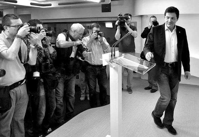 Javier Fernández, presidente de la comisión gestora que está al frente del Partido Socialista Obrero Español, llega para una conferencia de prensa el 3 de octubre. Foto: Javier Soriano, AFP