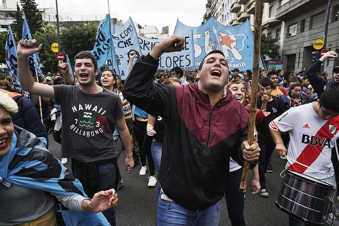 Marcha del Día de los Trabajadores, ayer, en Buenos Aires. · Foto: Eitan Abramovich