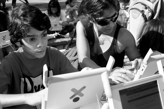 Jornada de organizada por la Red de Apoyo al Plan Ceibal, que convoca a conocer, jugar y aprender, en la Plazoleta Viera frente a la Escuela Paraguay, en Montevideo. (archivo, mayo de 2009) · Foto: Javier Calvelo