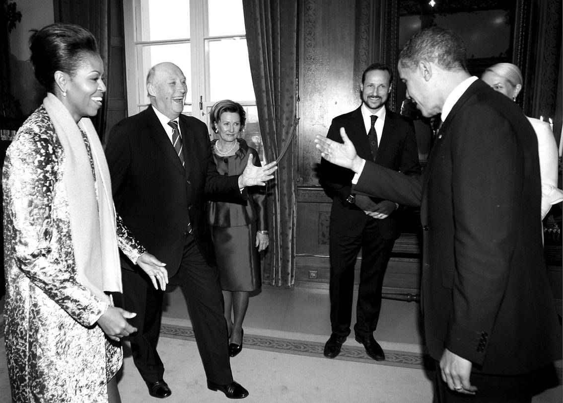 Barack Obama y su esposa, Michelle, saludan al rey Harald de Noruega y al príncipe Haakon, durante la audiencia en el Palacio Real de Oslo, mantenida antes de la entrega del Premio Nobel de la Paz a Obama en el ayuntamiento de la ciudad.