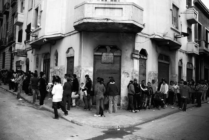Fila de personas para tramitar la credencial cívica en la esquina de Juan Carlos Gómez y Piedras. / Foto: Pablo Nogueira (archivo, abril de 2009)