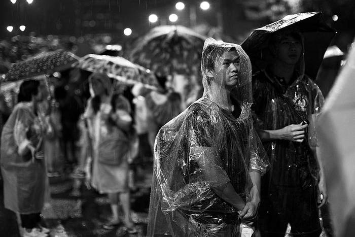  Manifestantes en favor de la democracia, ayer frente a los edificios gubernamentales en Hong Kong (China). / Foto: Jerôme Favre, Efe