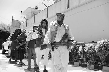 Antiguos militantes talibanes asisten a una ceremonia de entrega de armas en la ciudad de Jalalabad, en el este de Afganistán.