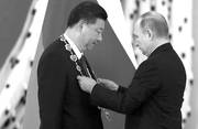 El presidente chino Xi Jinping (i) y el presidente ruso Vladimir Putin, ayer, en el Kremlin en Moscú. Foto: Sergei Ilnitsky, AFP
