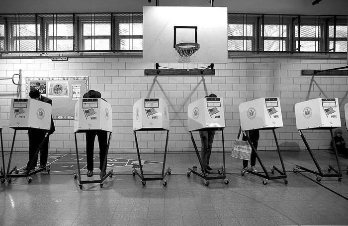  Varias personas votan en un colegio electoral instalado en un polideportivo, ayer, durante las elecciones legislativas en Brooklyn, Nueva York (Estados Unidos). / Foto: Andrew Gombert, Efe