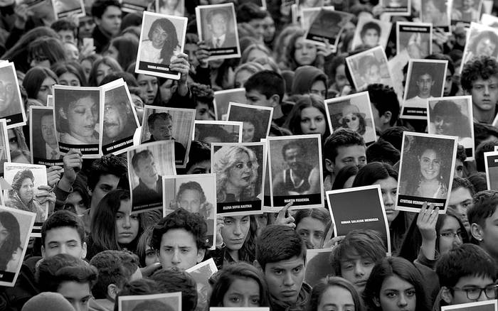 Marcha con los retratos de las víctimas del atentado contra la Asociación Mutual Israelita de Argentina, el 17 de julio, en Buenos Aires. Foto: Alejandro Pagni, Afp