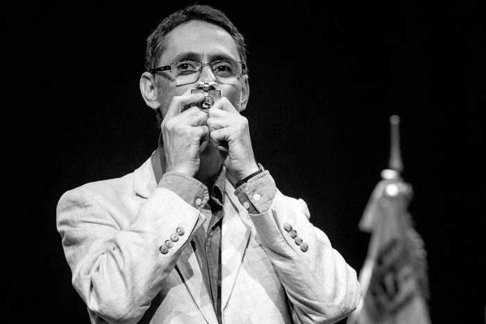 Pablo Montoya, escritor colombiano, recibe el premio Rómulo Gallegos por la novela Tríptico de la infamia, el domingo, en Caracas (Venezuela). Foto: Miguel Gutiérrez, EFE