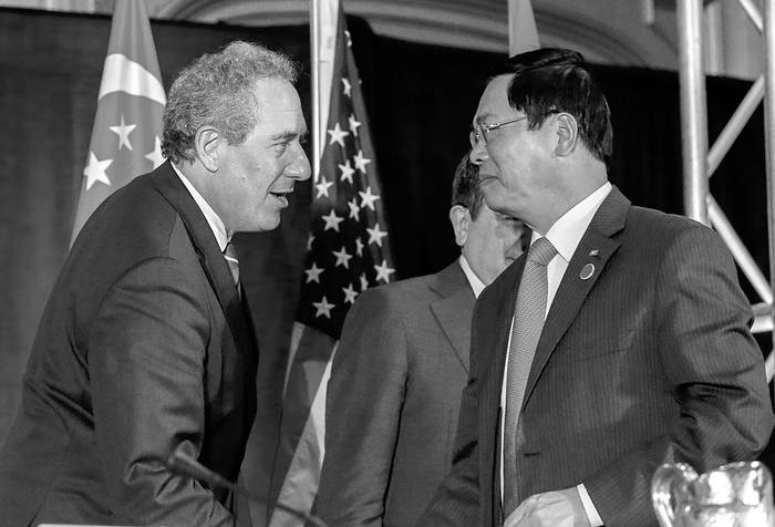 Michael Froman, representante de Comercio Exterior de Estados Unidos, y Vu Huy Hoang, ministro vietnamita de Industria y Comercio, durante una rueda de prensa en Atlanta, Estados Unidos. Foto: Erik s Lesser, Efe