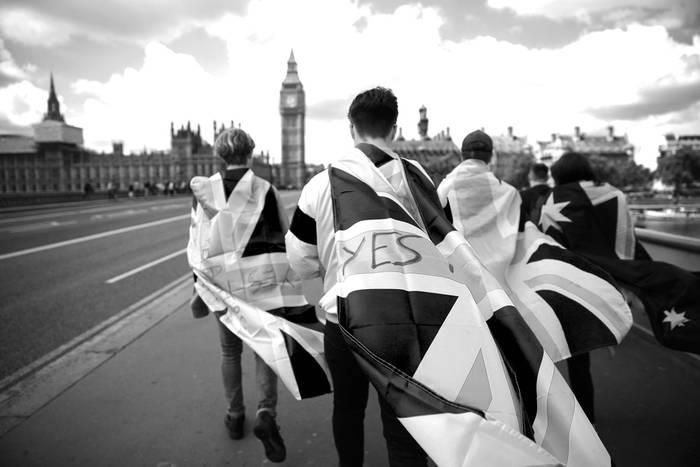 Militantes caminan sobre el puente de Westminster hacia la Torre Elizabeth Queen (Big Ben)
y el Parlamento, en el centro de Londres. Foto: Odd Andersen