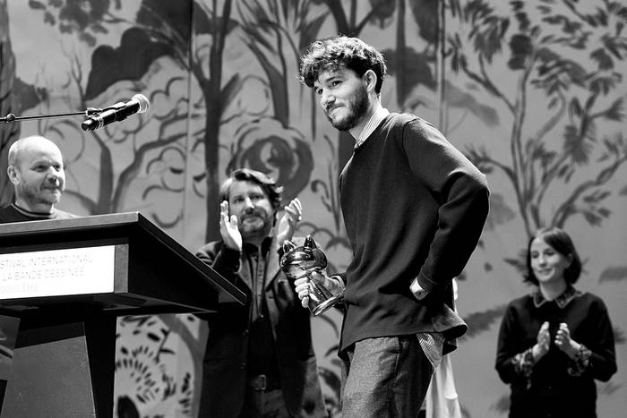 Jérémie Moreau, después de ganar el premio Fauve d'Or al mejor cómic, en la 45ª edición del Festival Internacional de Cómic de Angulema. Foto: Yohan Bonnet, AFP