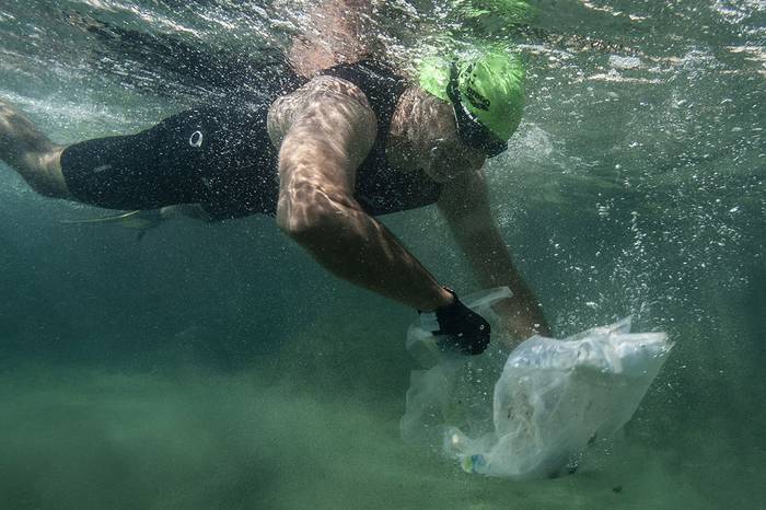 Recolección de bolsas de plástico, el 30 de mayo, en Marsella. 
 · Foto: Boris Horvat, AFP