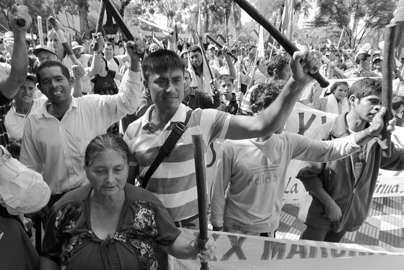 Campesinos paraguayos se congregan frente al Parlamento después de una marcha, ayer, en Asunción, Paraguay. 