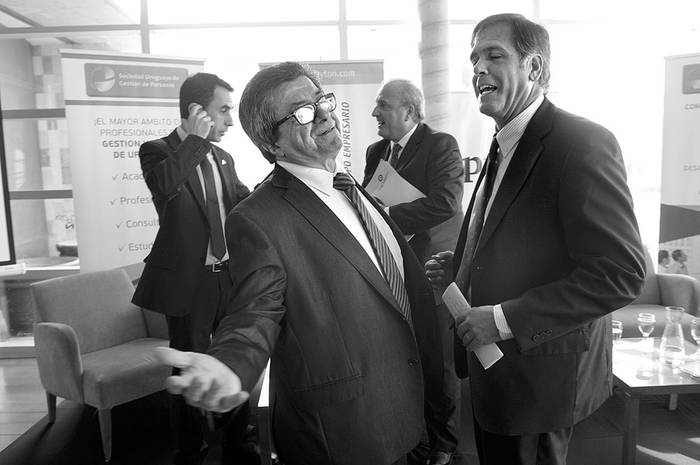 Juan Raso, docente de la Udelar, y Juan Mailhos, abogado de la Cámara Nacional de Comercio y Servicios del Uruguay. Foto: Sandro Pereyra