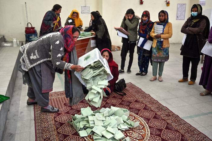 Funcionarios electorales durante el escrutinio de las elecciones nacionales de Pakistán, ayer, en Islamabad. · Foto: Farooq Naeem, AFP