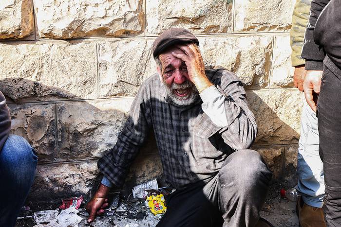 Un anciano palestino llora la muerte de una de las 9 víctimas que dejó una redada israelí este jueves, en el campo de refugiados de Jenin en Cisjordania. · Foto: Jaafar Ashtiyeh / AFP