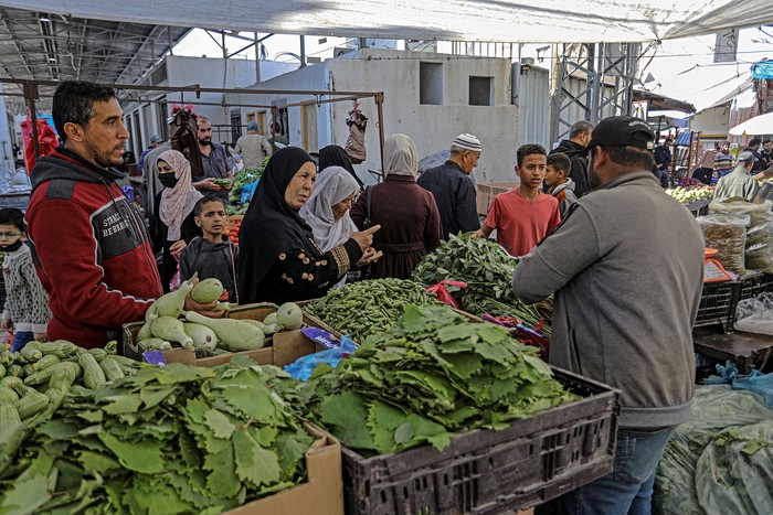 Palestinos en un mercado en Rafah, en el sur de la Franja de Gaza, durante un alto el fuego luego cinco días de combates (14.05.2023). · Foto: Dijo Khatib, AFP