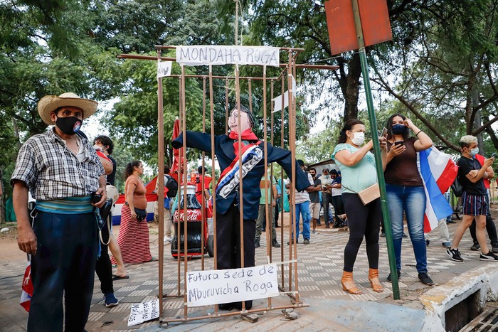 Protestas contra el mandatario Mario Abdo Benítez, el viernes, en las inmediaciones del Congreso Nacional en Asunción. 
 · Foto: Nathalia Aguilar, EFE