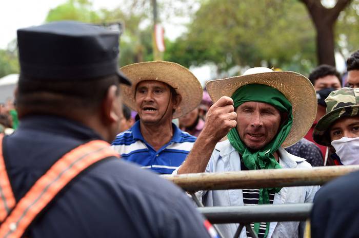 Indígenas y campesinos protestan contra una ley que establece castigo por invasión de tierras, el miércoles, frente al Congreso, en Asunción, Paraguay. · Foto: Norberto Duarte, AFP