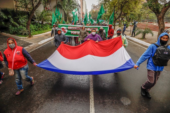 Marcha durante una jornada de movilizaciones y protestas de campesinos, docentes y médicos ayer, en Asunción del Paraguay. · Foto: Nathalia Aguilar, EFE