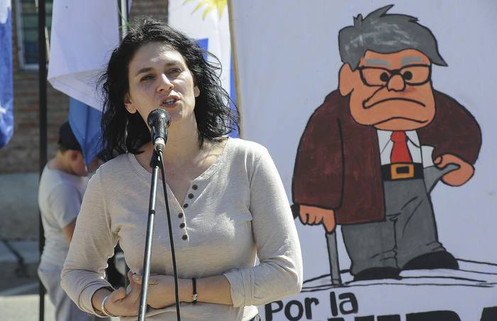 Laura Martínez, vicepresidenta de Fancap, durante el acto en la plaza Pepe D'Elía, en el marco del paro general (15.09.2022). · Foto: Federico Gutiérrez